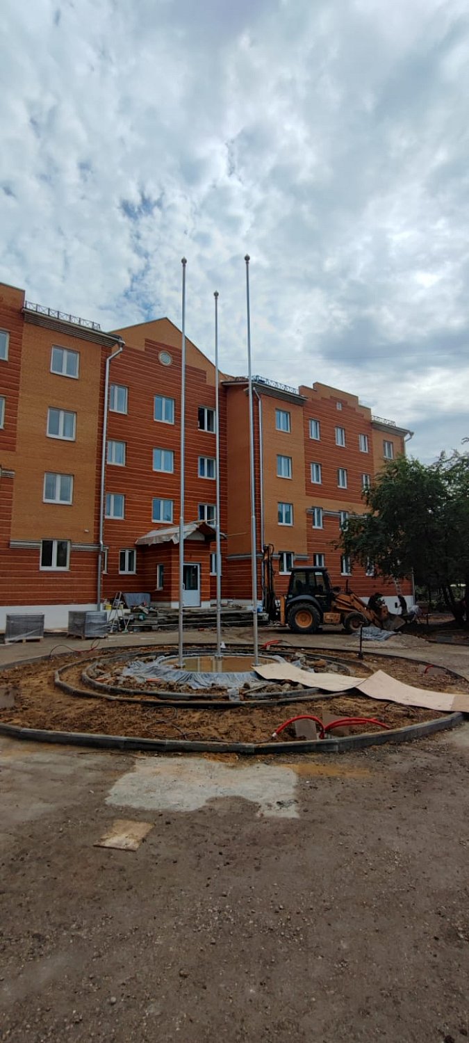 Установка флагштоков у учебных заведений 